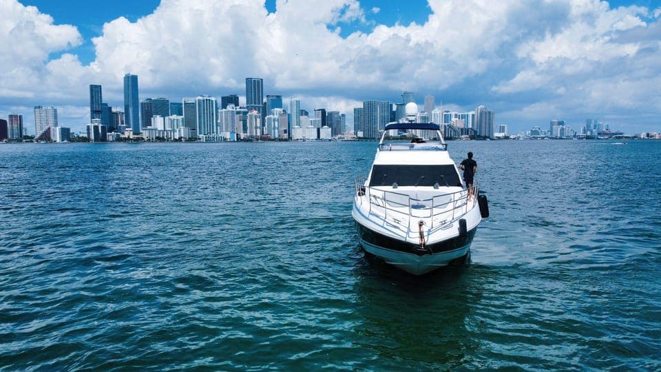 70ft Azimut available in Miami for up to 13 people. Gallery Image 4