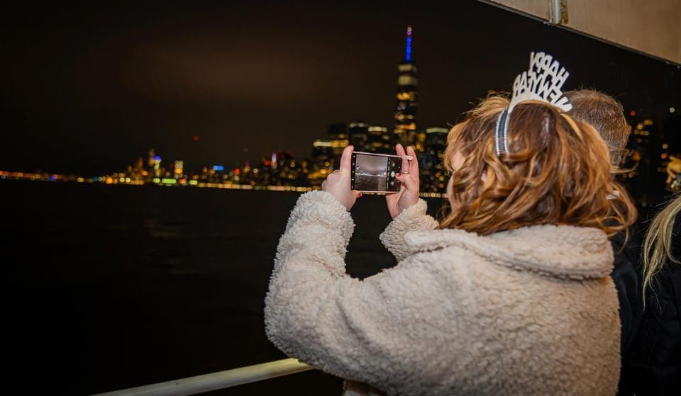 New Year’s Fireworks Cruise Premium Open Bar, Buffet Gallery Image 4