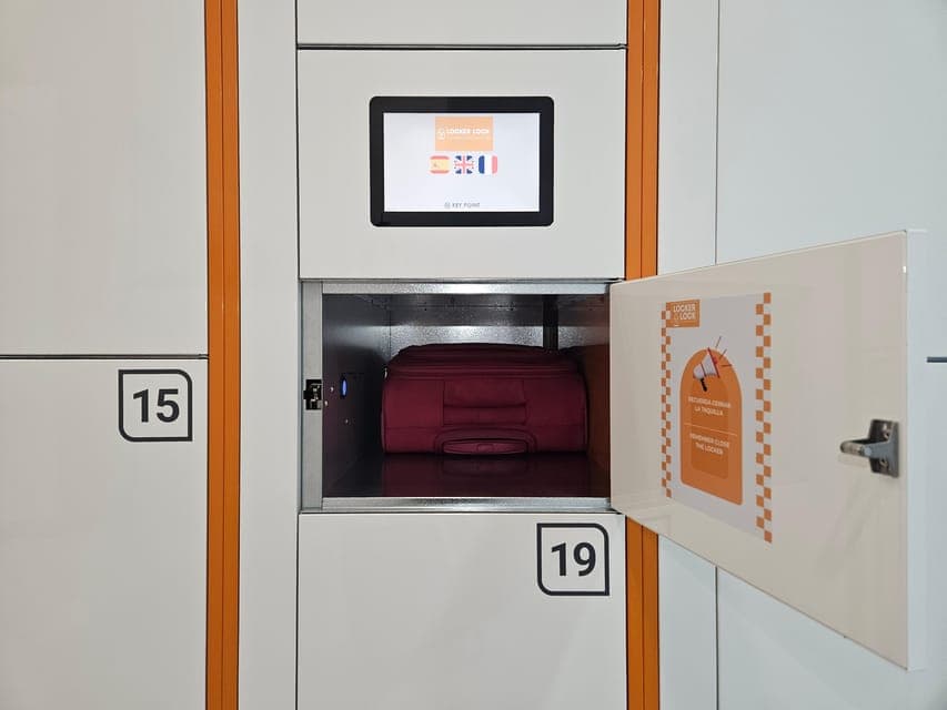 Locker Luggage storage near Sagrada Familia 24H Barcelona Gallery Image 4