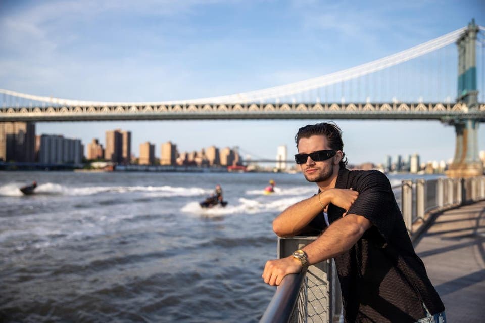 1-hour Photoshoot in Iconic Locations Gallery Image 3