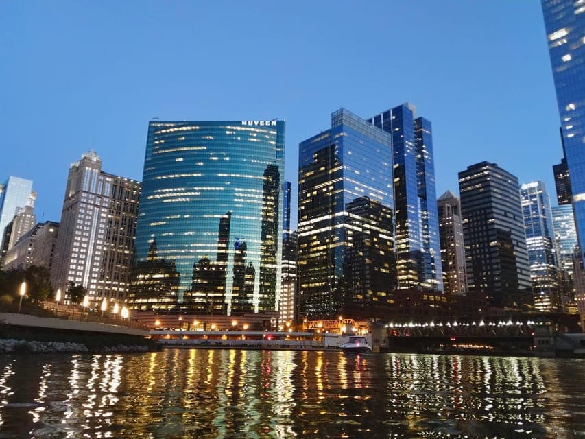 Sunset Kayak Tour on the Chicago River Gallery Image 4