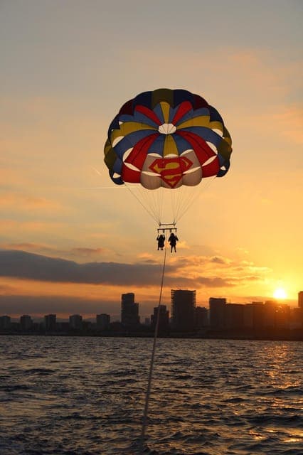 Parasailing with 360º Panoramic Skyline Views Gallery Image 2