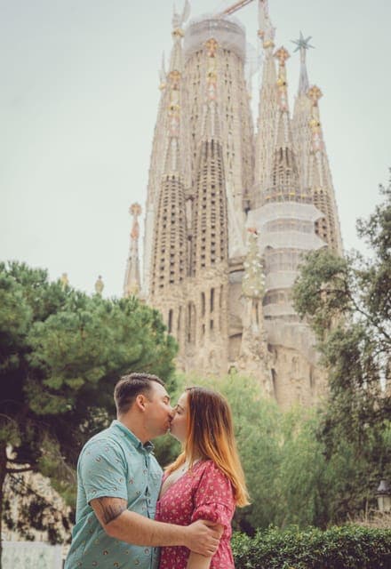 Romantic Photoshoot Experience for Couples in Barcelona Gallery Image 2