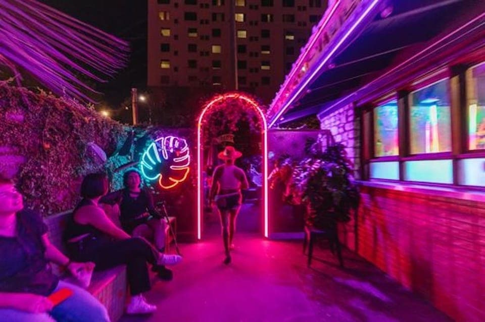 Austin Bar Crawl: Austin's 6th Street Bar Crawl Gallery Image 3