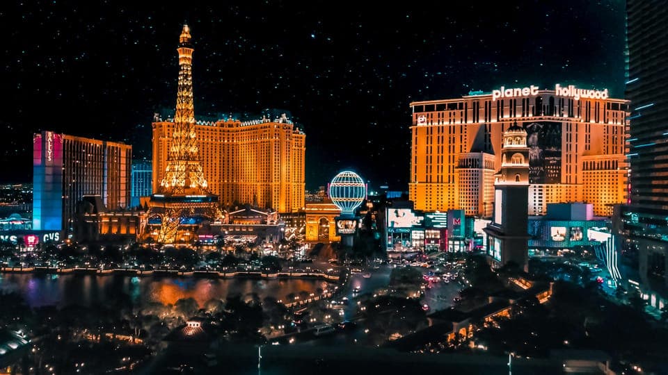 Helicopter Tour of the Strip with Window Seats Gallery Image 3