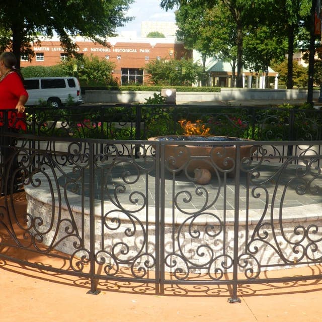 Hop-On Hop-Off Bus Tour with 25 Stops Gallery Image 1