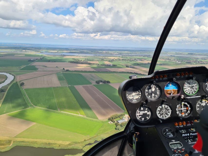 43. London Sightseeing Flight for 2 with Champagne 35 minutes - Image 43