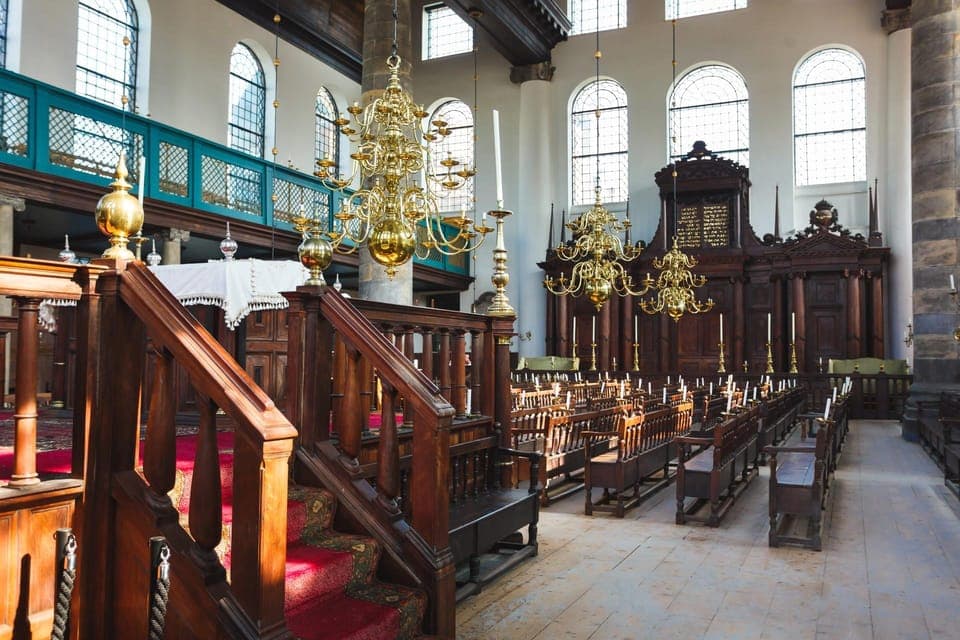 9. Private Jewish Quarter, Synagogue, Museum Tour & Cruise - Image 9