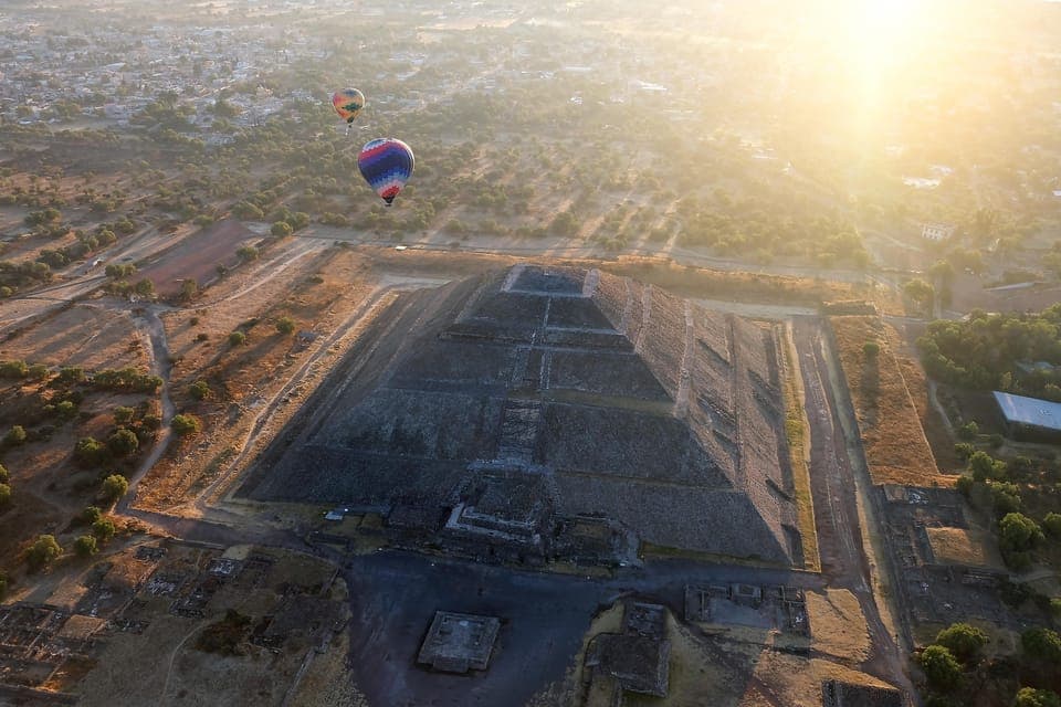 31. Fly over the impressive pyramids of Teotihuacan in a hot air balloon - Image 31