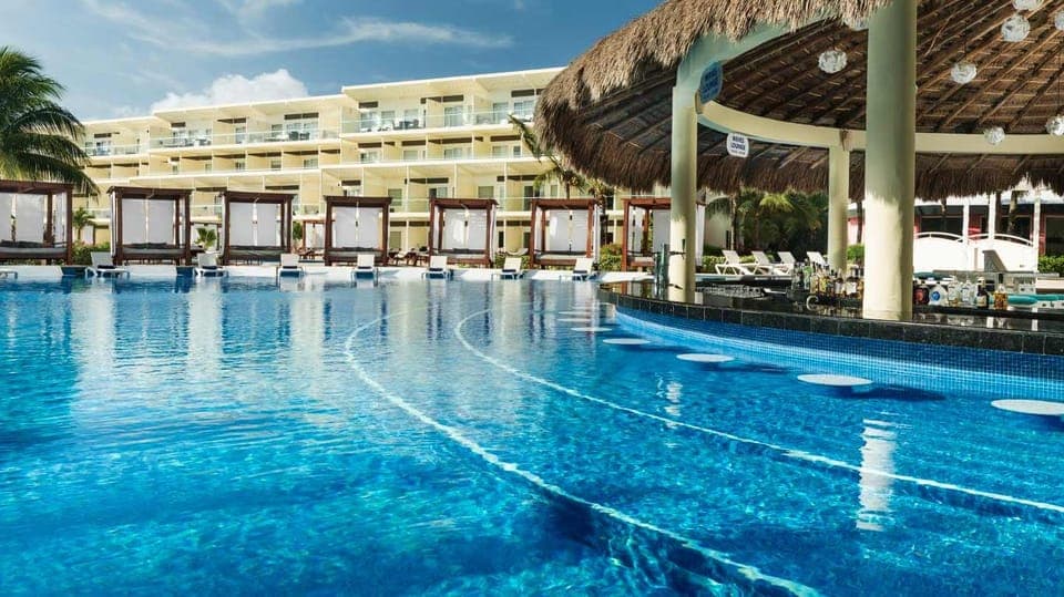 Private Shuttle from Azul Beach Resort to CUN Airport Gallery Image 4