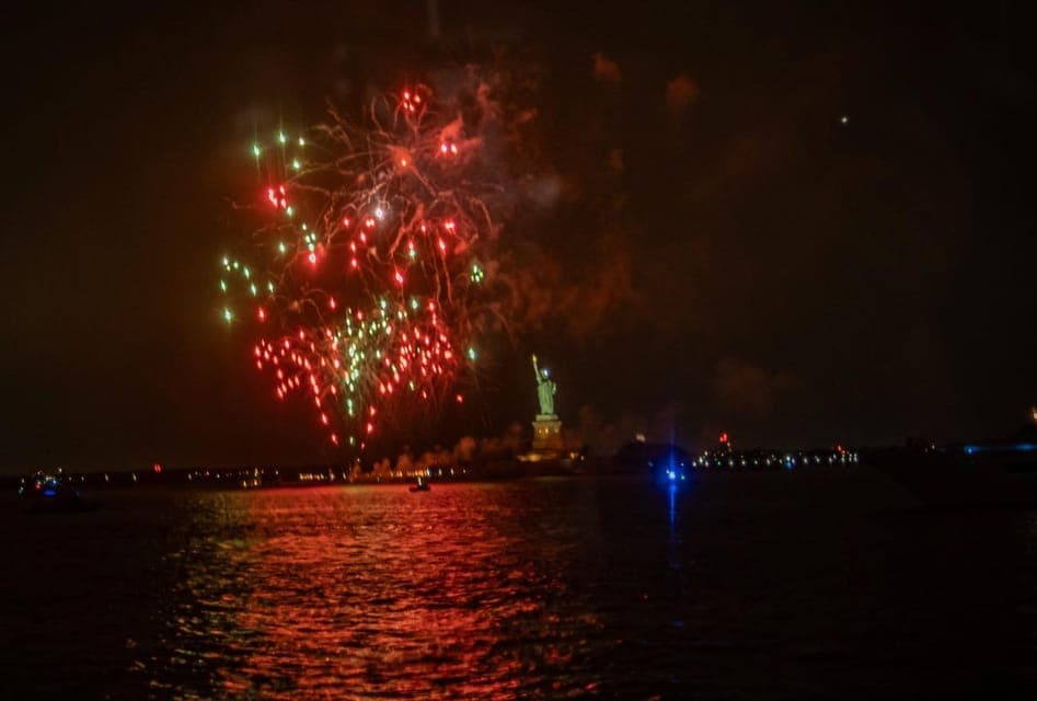 New Year’s Fireworks Cruise Premium Open Bar, Buffet Gallery Image 3