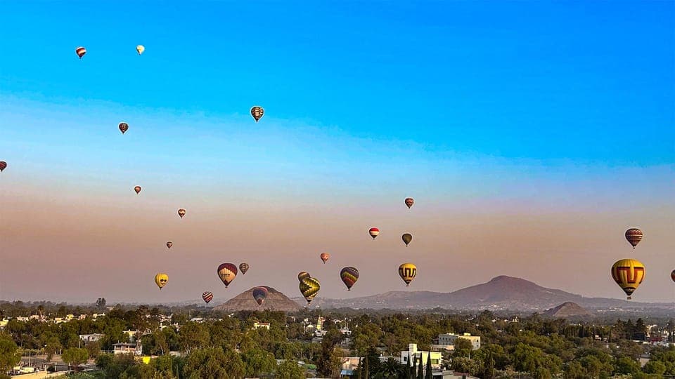 Fly over Teotihuacan in a hot air balloon Gallery Image 2