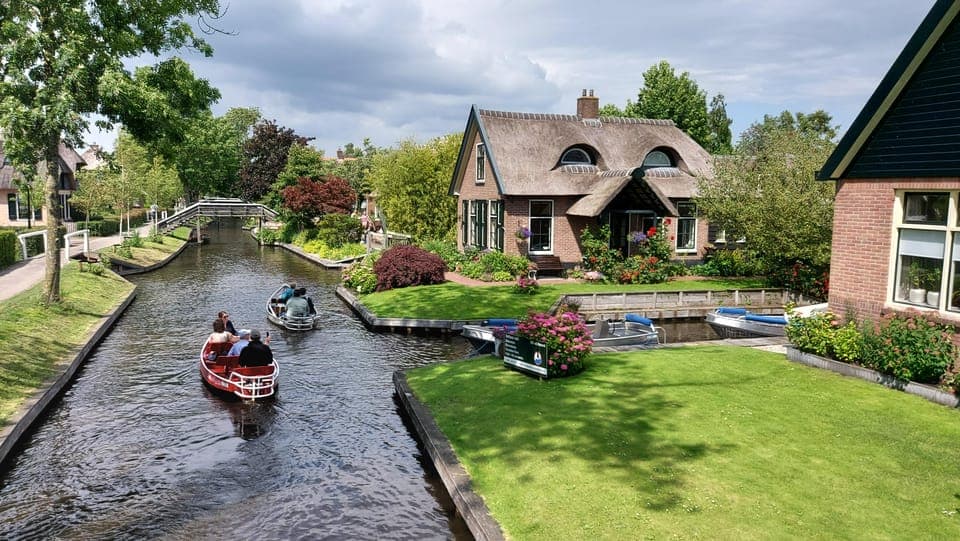 Giethoorn Small Group Tour with Boat Ride Gallery Image 2