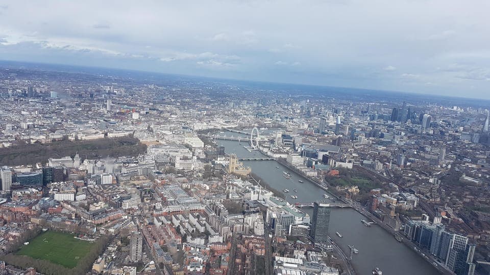 London Sightseeing Flight for 2 with Champagne 35 minutes Gallery Image 4