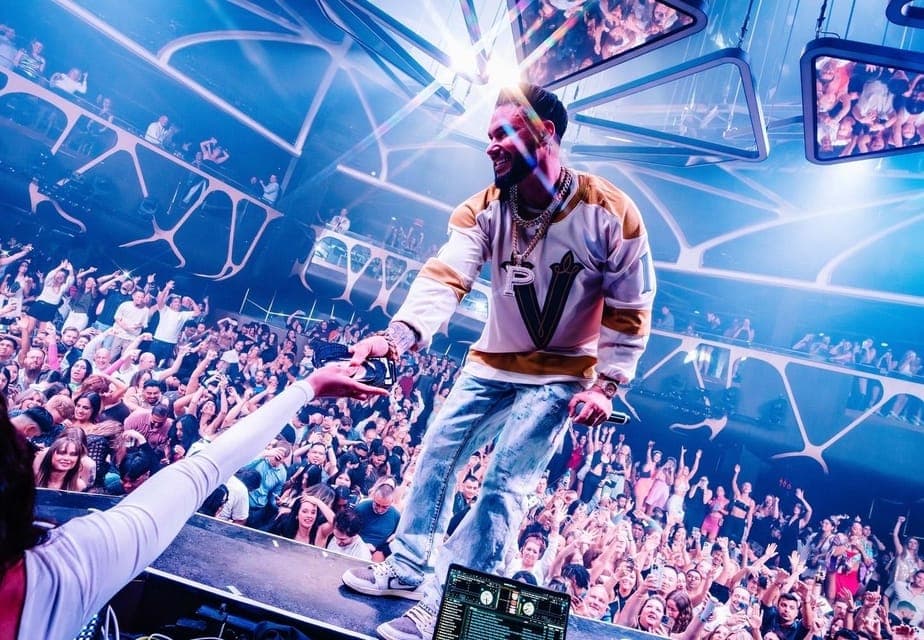 Las Vegas Limo Tour with Champagne and Nightclub Entry Gallery Image 4