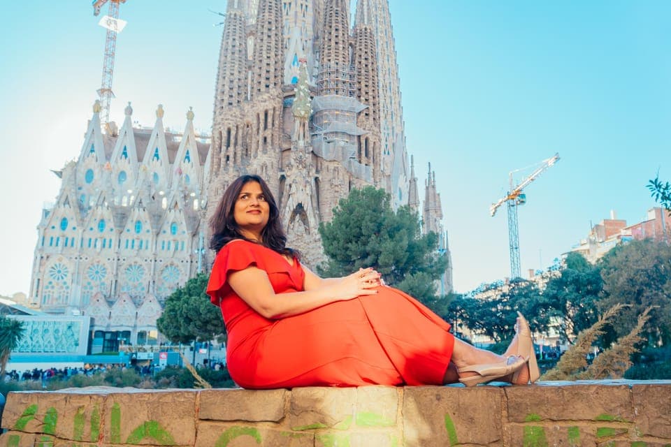 Professional Photoshoot Outside Sagrada Familia Gallery Image 3