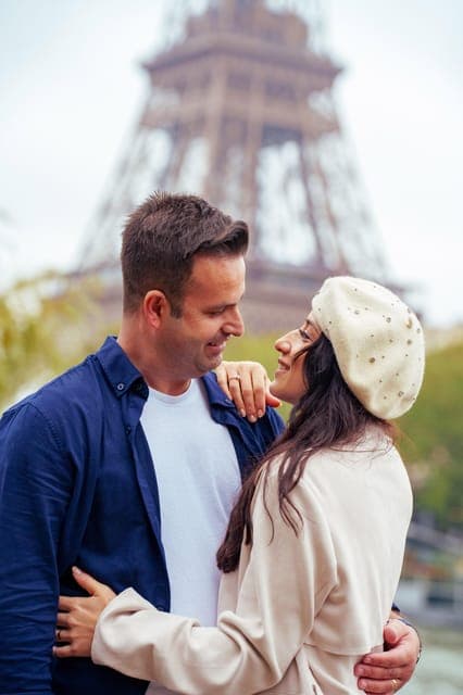 Eiffel Tower Photoshoot with a Professional Gallery Image 1