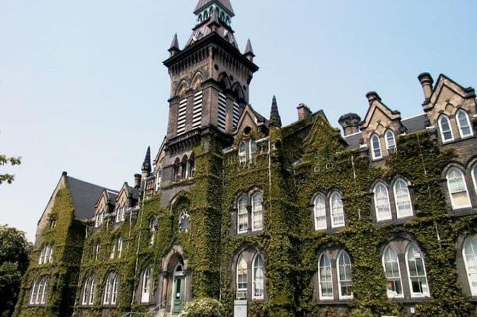 Guided Walking Tour of Must-See Attractions - Image 4
