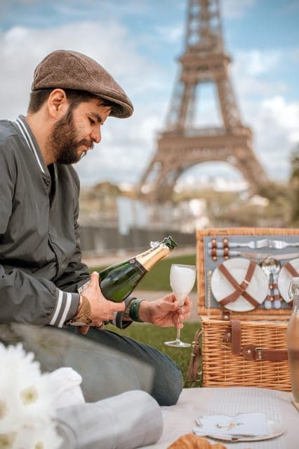 Picnic experience in front of the Eiffel Tower Gallery Image 3