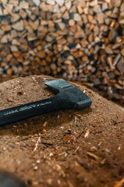 Axe and Knife Throwing Experience Gallery Image 4