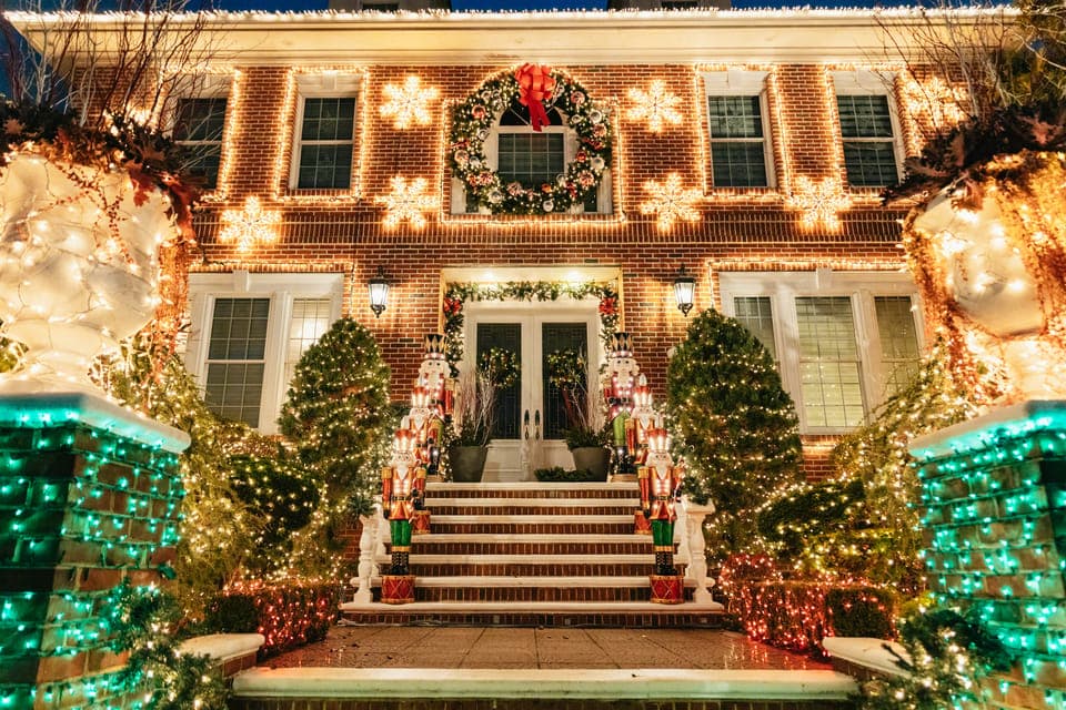 Dyker Heights Christmas Lights & Skyline View Bus Tour Gallery Image 1