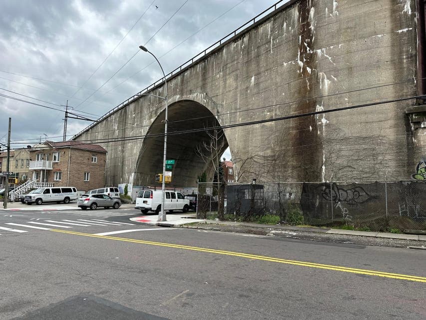 Astoria Queens: Small Group Walking and Food Tasting Tour Gallery Image 4