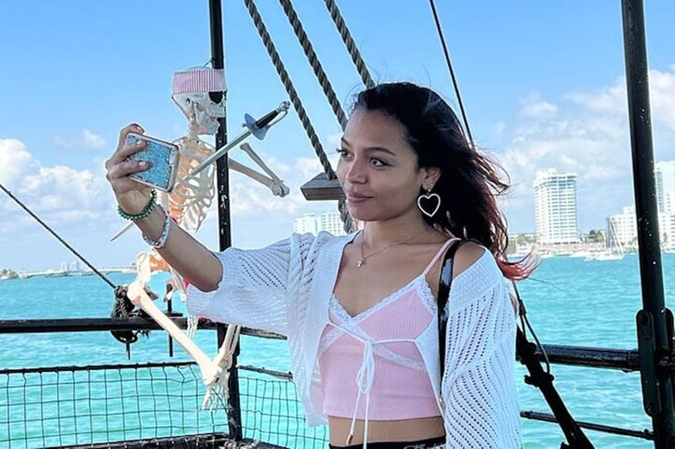 Skyline & Millionaire's Homes Pirate Boat Cruise Gallery Image 2