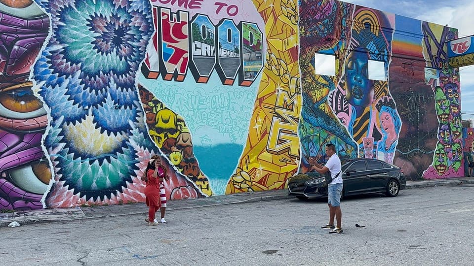 36. Private Iconic neighborhoods sightseeing tour - Image 36