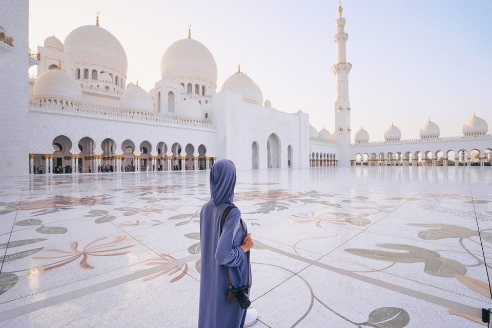 From Dubai: Abu Dhabi Sheikh Zayed Mosque Guided Tour - Image 2