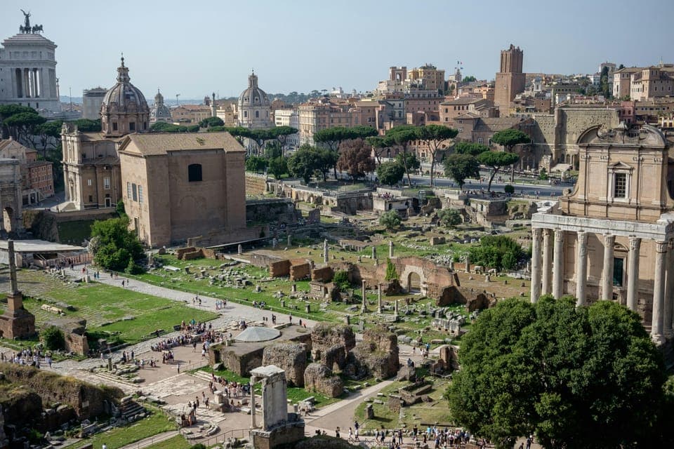 Colosseum, Forum and Palatine Hill Private Tour Gallery Image 2
