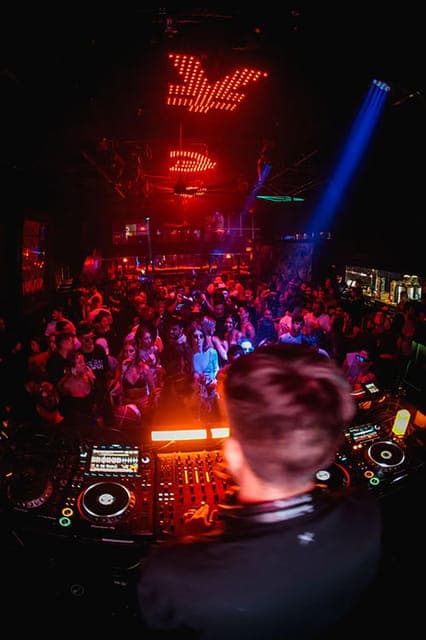 Ultimate Boat Party, Party Bus and Nightclub Entry Gallery Image 2