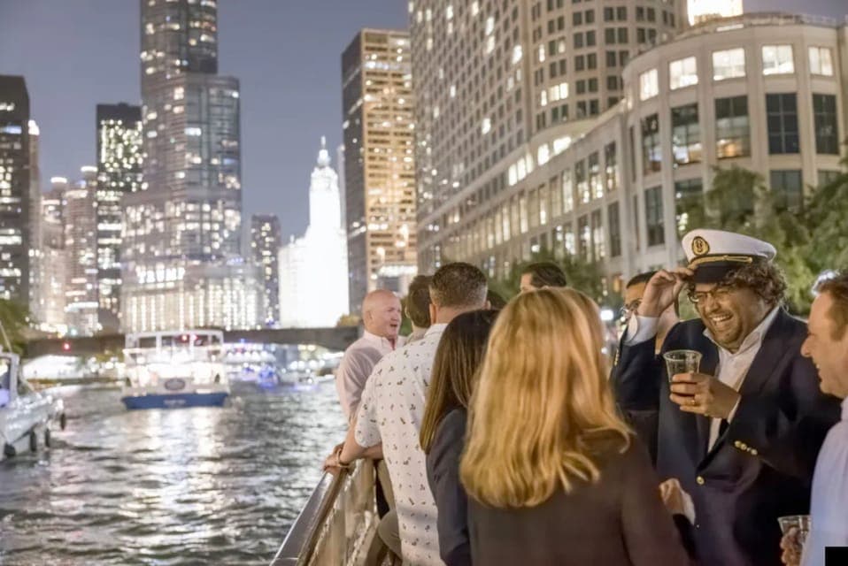 Chicago River: Guided Sunset Cocktail & Architecture Tour - Image 3
