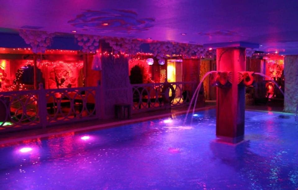 39. LGBTQ+ night out in Paris: Dinner, Sun City & Raidd Bar - Image 39