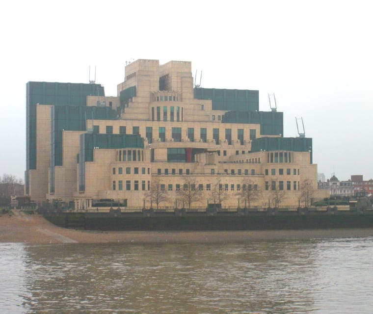 20. James Bond Shooting Locations Tour by Black Taxi - Image 20