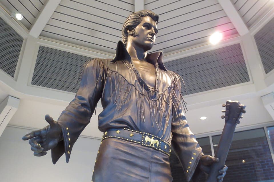 Hop-On Hop-Off Sightseeing Bus Tour Gallery Image 2