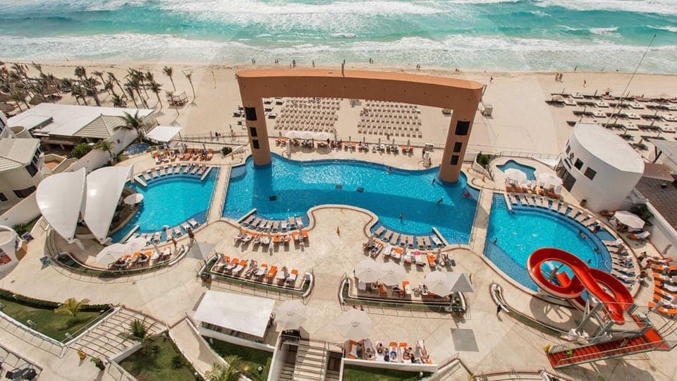 Private Shuttle from Beach Palace Cancún to CUN Airport Gallery Image 4