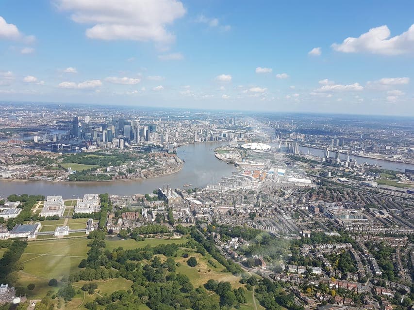 London Sightseeing Flight for 2 with Champagne 35 minutes Gallery Image 2
