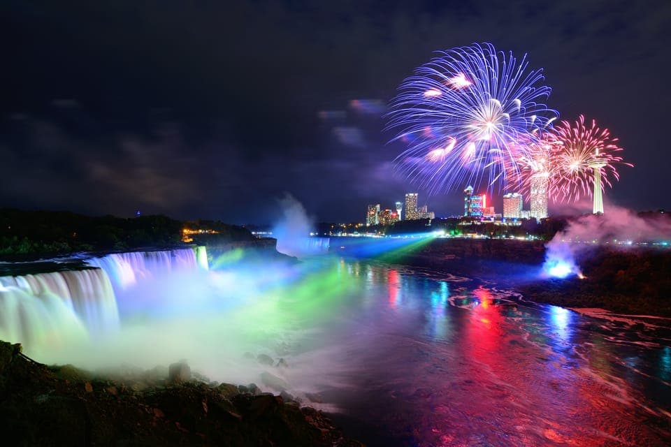 Niagara Falls Canada: Premium Night Tour with Boat & Dinner Gallery Image 2