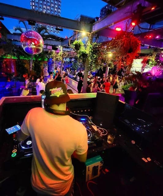 New York Pub Crawl and Rooftop Clubbing Experience Gallery Image 2