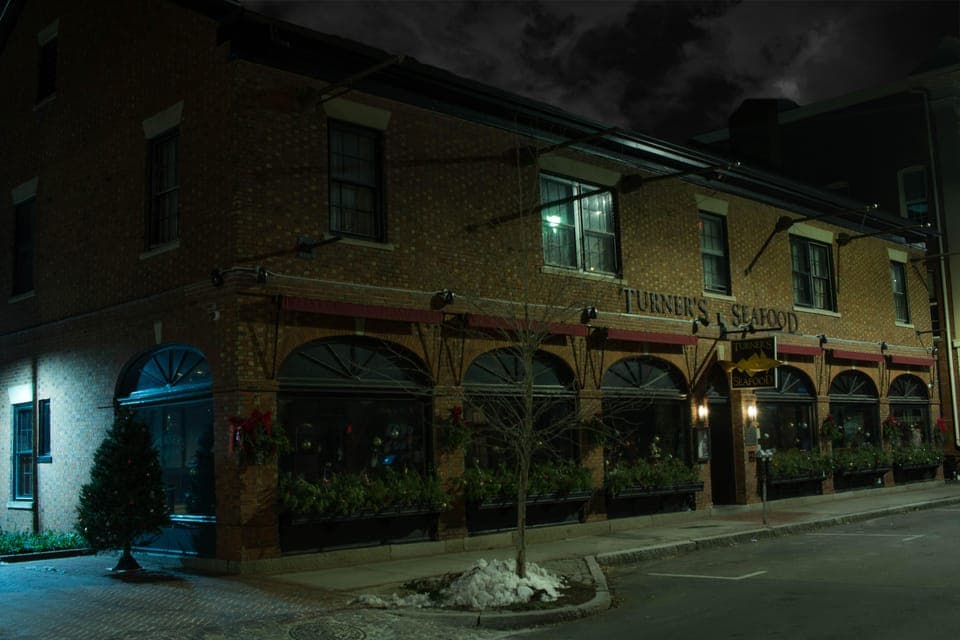 Salem: Boos and Brews Haunted Pub Crawl Gallery Image 2
