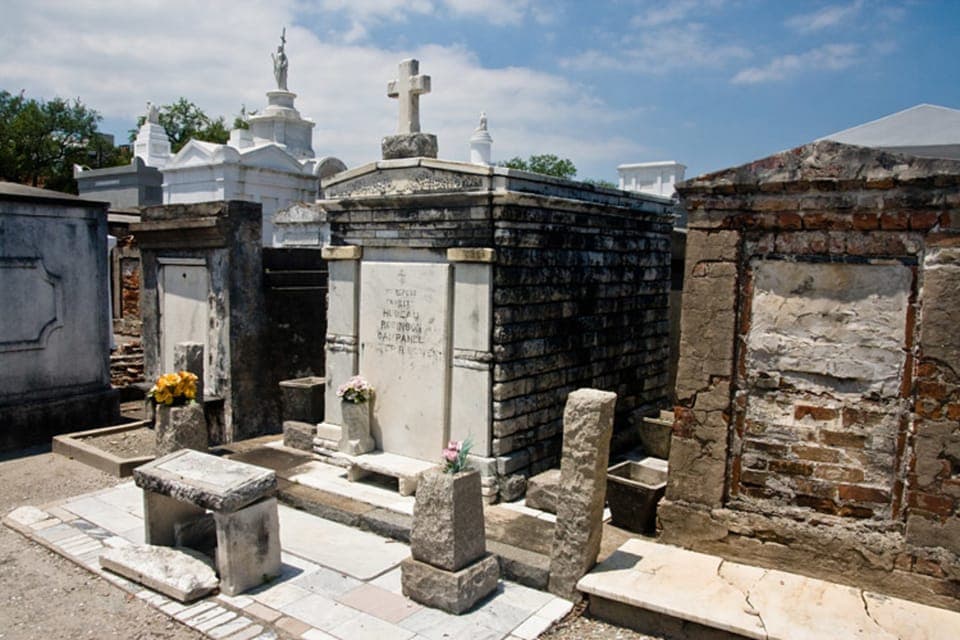 City & Cemetery Tour by Air-Conditioned Minibus Gallery Image 4