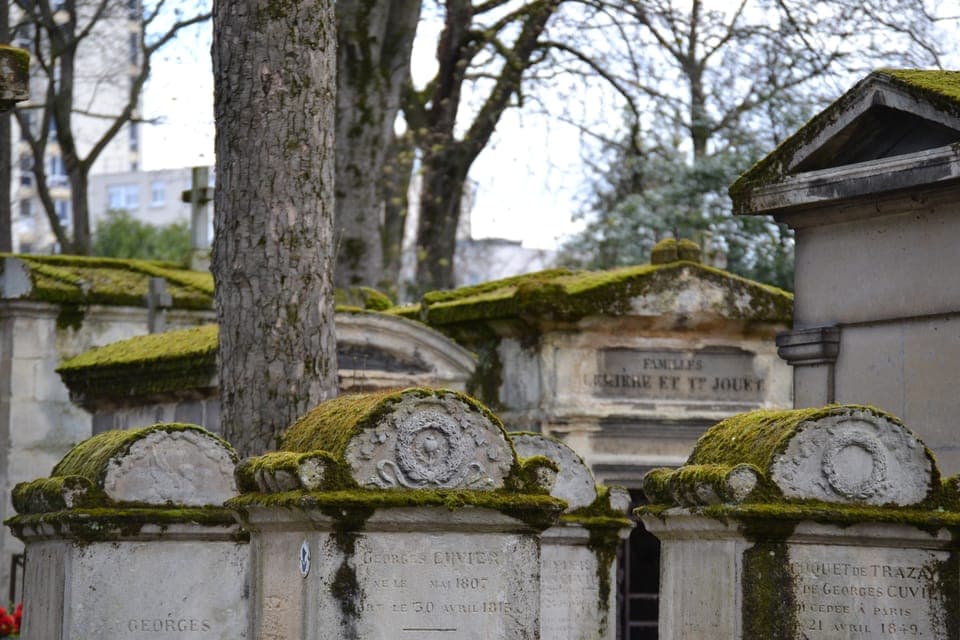Pere Lachaise Cemetery Guided Tour Gallery Image 1