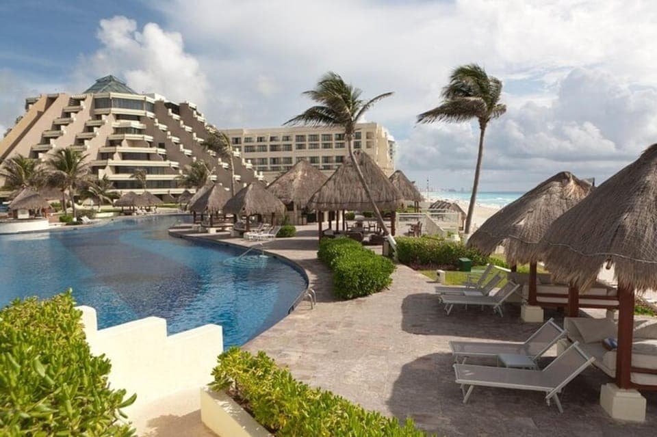 Cancun: Sightseeing Walking Tour With a Local Guide Gallery Image 2