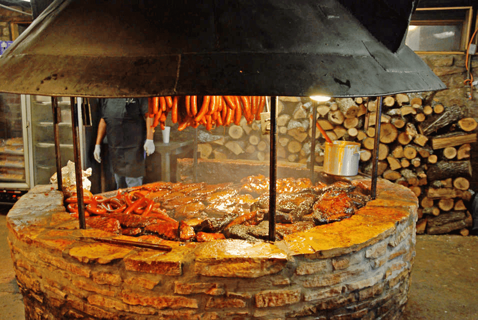 Hill Country BBQ & Wine Shuttle Gallery Image 2