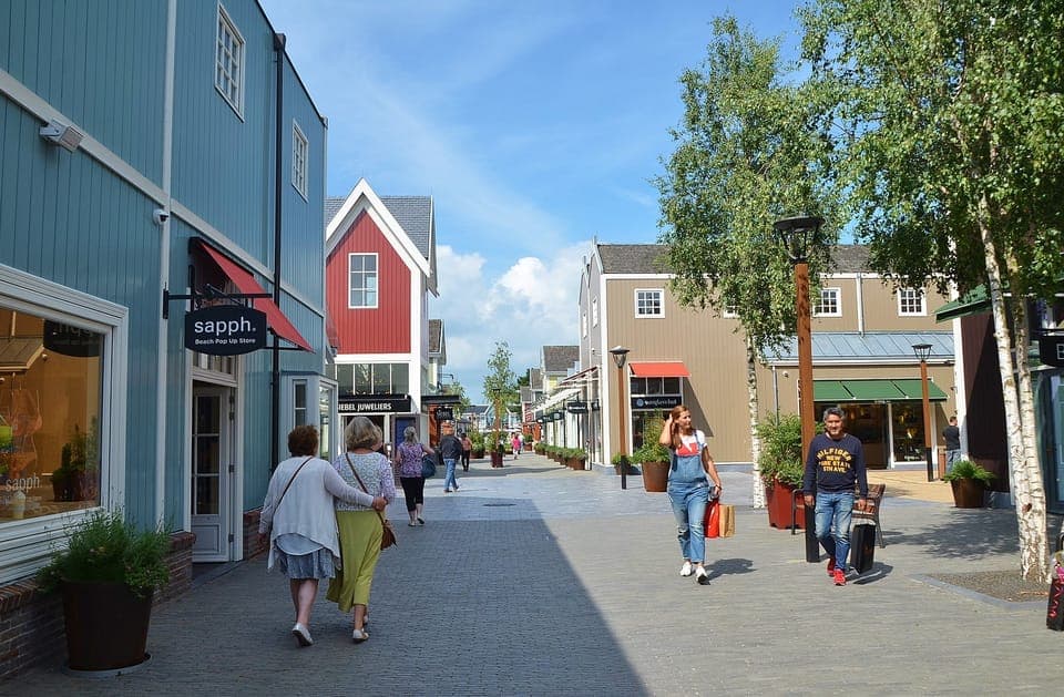 Private Day Trip to Fashion Outlet Gallery Image 4