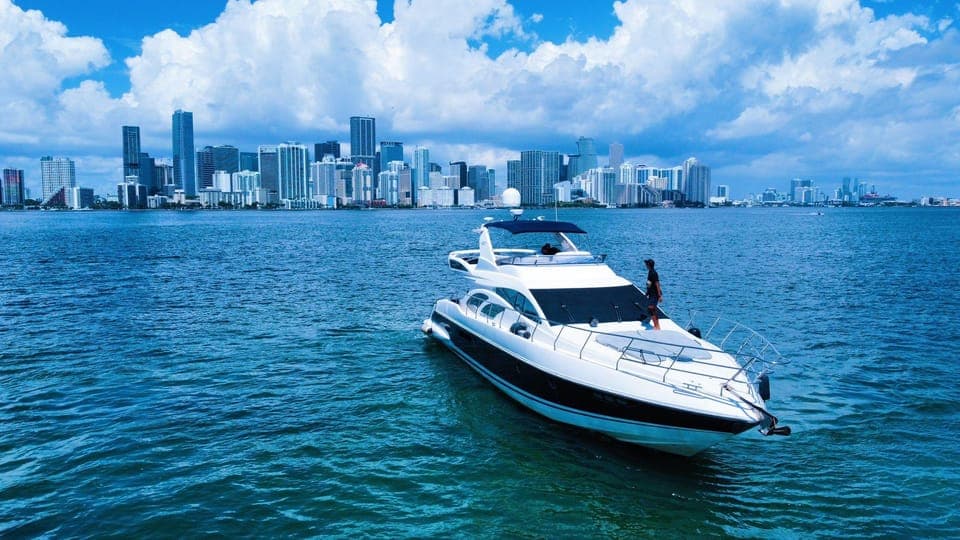 70ft Azimut available in Miami for up to 13 people. Gallery Image 2
