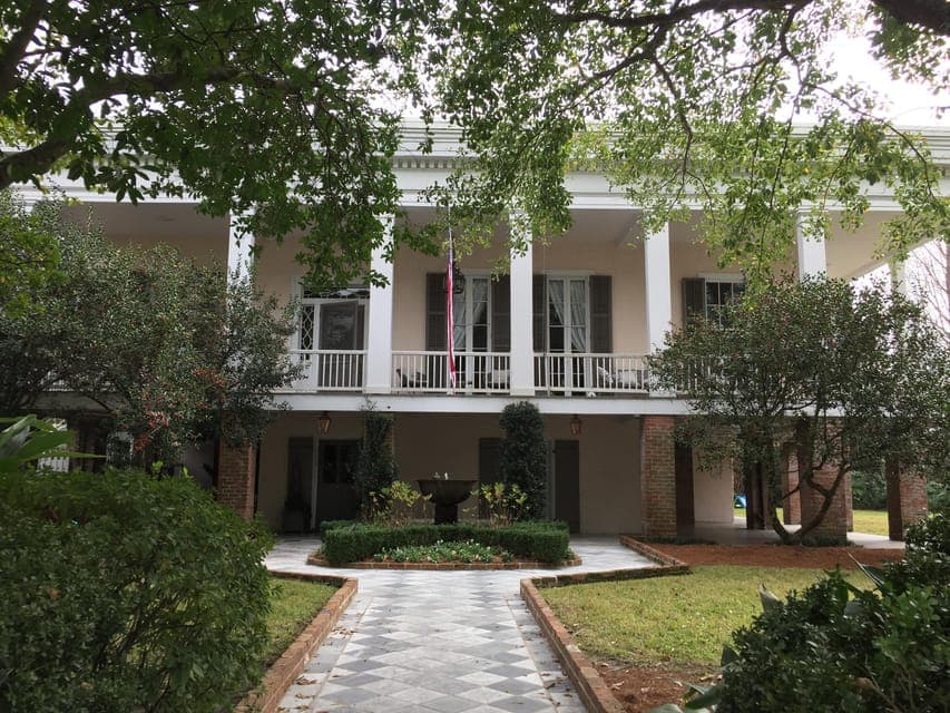 45 Minutes in the Garden District Gallery Image 4