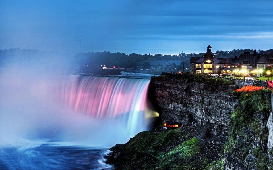Night Tour w/ 3 Course Dinner & Light Show Gallery Image 2