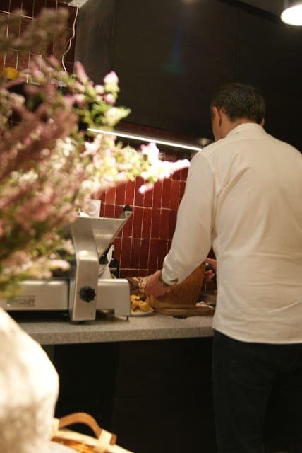 French wine tasting in Montmartre - Image 1