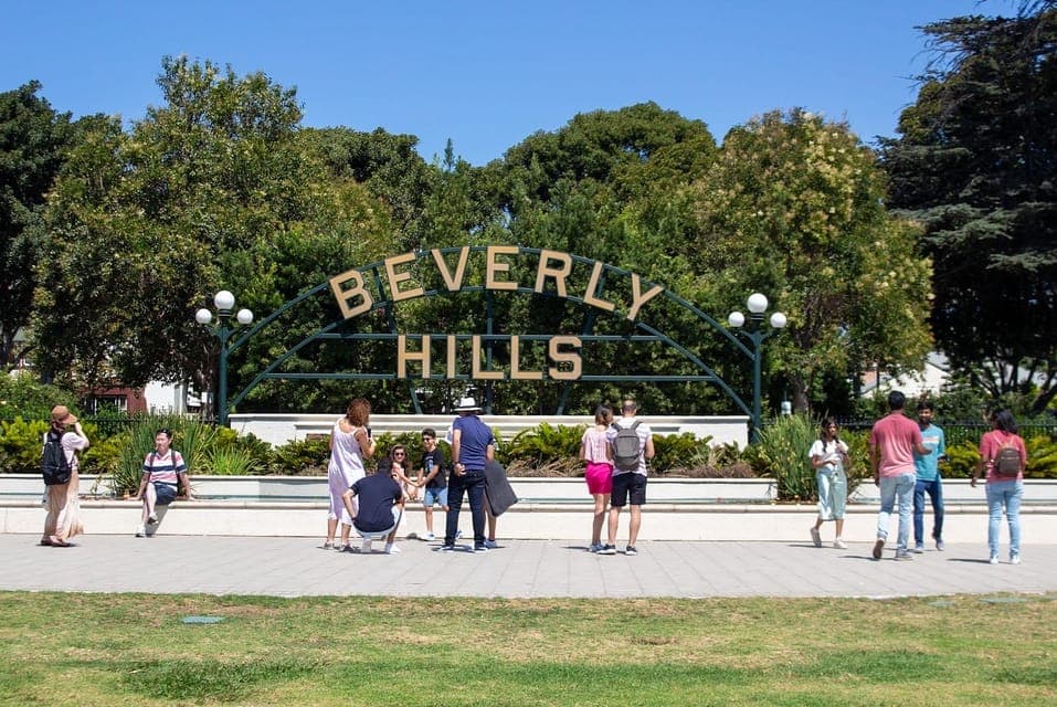 Famous Neighbourhoods and Celebrity Homes Tours Gallery Image 3